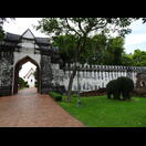 Eingang zum Inneren Bereich der Palastanlage Phra Narai Ratchaniwet, im Hintergrund die Chantara Phisan Halle